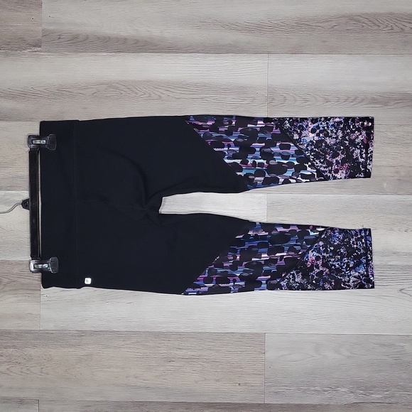 🛍Fabletics Womens Medium Salar Statement Powerhold Black Capri Leggings Active - Picture 2 of 7